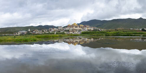 Blick auf das Songzanlin-Kloster und den See, Shangri-La, Yunnan, China - ISF22425