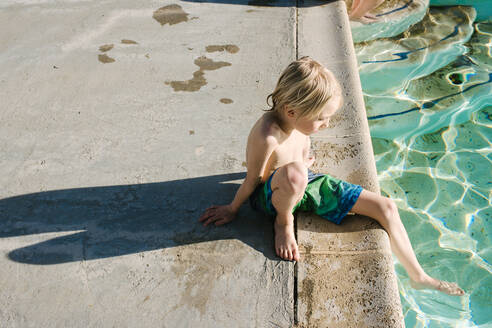 Junge sitzend am Schwimmbad - ISF22433