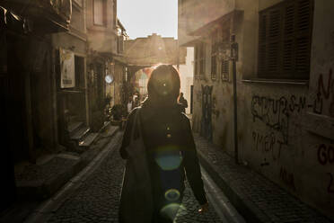 Frau in einer Gasse auf der Straße, Karakoy, Türkei - ISF22452
