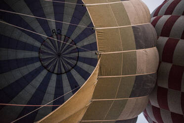 Heißluftballons werden für den Flug vorbereitet - ISF22458