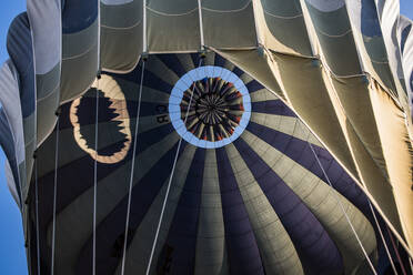 Heißluftballon wird für den Flug vorbereitet - ISF22459