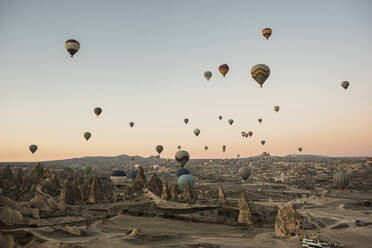 Heißluftballon über Göreme, Kappadokien, Türkei - ISF22464