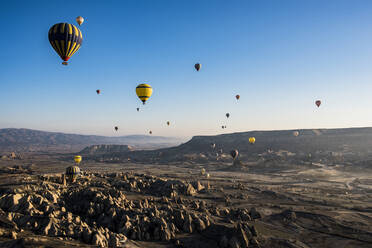 Heißluftballon über Göreme, Kappadokien, Türkei - ISF22465