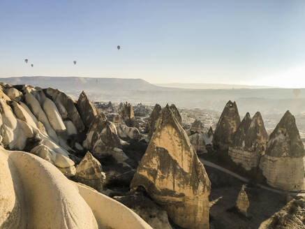 Heißluftballon über Göreme, Kappadokien, Türkei - ISF22468