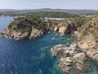 Landschaftsansicht des Strandes von Palamos an der Costa Brava, Spanien - CAVF65706