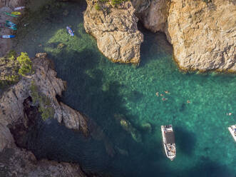 Luftaufnahme einer belebten Mittelmeer-Bucht an der Costa Brava, Spanien. - CAVF65712