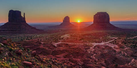 Sonnenuntergang im Monument Valley, lizenzfreies Stockfoto