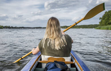 Frau paddelt auf einem See - BFRF02134