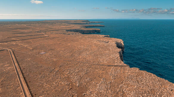 Luftaufnahme der Küste der Insel Menorca, Balearische Inseln, Spanien. - AAEF04500