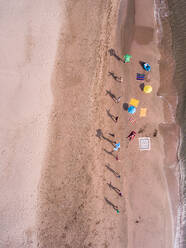 Luftaufnahme von Shadows am Strand von L'Estartit, Costa Brava, Katalonien. - AAEF04509