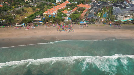 Luftaufnahme von La Plancha Beach Bar und Restaurant am Strand von Seminyak, Bali, Indonesien - AAEF04519