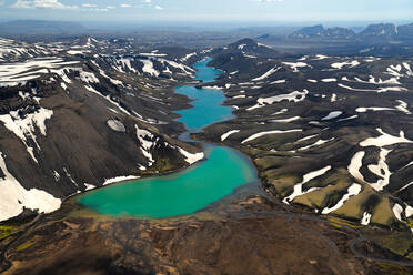 Luftaufnahme des isländischen Sees Hólmsárlón in Landmannalaugar, Island: Mit dem Einzug des Sommers beginnt der Schnee im isländischen Hochland zu schmelzen. - AAEF04534