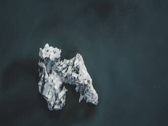 Ein Eisberg, fotografiert von oben mit einer Drohne, Island. - AAEF04542