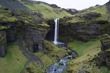 Der Wasserfall liegt im Fluss Kverná, der seinen Ursprung an den Südhängen des Eyjafjallajokull hat, und die Schlucht trägt auch den Namen Kvernugorge oder Kvernugil. - AAEF04554