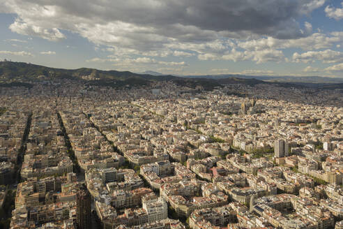 Ein Blick von einer Drohne über Barcelona, Spanien. - AAEF04566
