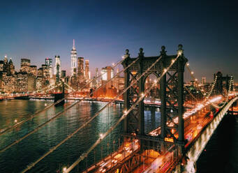 A view of Downtown Manhattan overlooking the Manhattan bridge, New York, USA. - AAEF04571