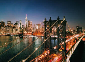 Blick auf Downtown Manhattan mit Blick auf die Manhattan Bridge, New York, USA. - AAEF04571