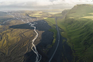 Die Schatten des Sonnenuntergangs erstrecken sich über die Route 1 in der Nähe von Þakgil, einer wunderschönen Bergregion in Südisland. - AAEF04572