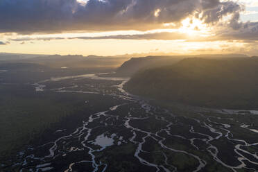 Ein Sonnenuntergang im Hochsommer über den Gletscherflüssen, die zum Meer hinunterfließen, Island. - AAEF04575