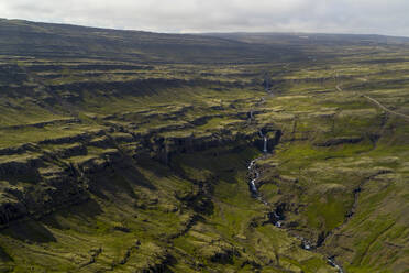 Der Öxi-Pass ist ein Gebirgspass in Ostisland, der 539 m über dem Meeresspiegel liegt. Das Bild zeigt einen Fjord in diesem Tal, der etwa 600 m hoch ist und von einem wunderschönen Wasserfall durchzogen wird. - AAEF04577