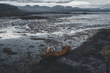 Ein verlassenes Schiffswrack vor der Küste der Halbinsel Snæfellsnes im Westen Islands. - AAEF04589