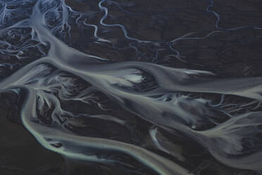 Verzweigte Flüsse in Island: Die Farbe stammt von den Ablagerungen, die sich im Laufe der Jahrtausende von einigen der vielen Vulkane in die Meere verlagert haben - AAEF04601