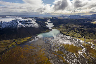 Verzweigte Flüsse in Island: Die Farbe stammt von den Ablagerungen, die sich im Laufe der Jahrtausende von einigen der vielen Vulkane in die Meere verlagert haben - AAEF04606