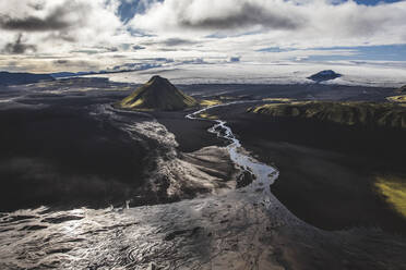Die Farbe der verzweigten Flüsse in Island stammt von den Ablagerungen, die sich im Laufe der Jahrtausende von einigen der vielen Vulkane in die Meere verlagert haben. - AAEF04609