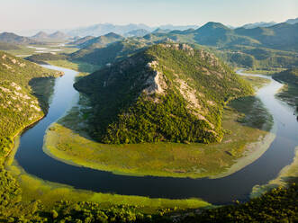 Luftaufnahme über Rijeka Crnojevića vom Aussichtspunkt Pavlova Strana, Skadar-See, Montenegro - AAEF04648