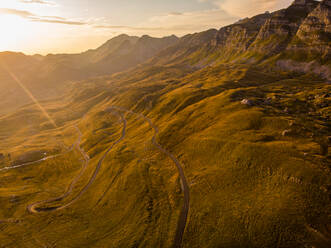 Luftaufnahme des Durmitor-Gebirges vom Sedlo-Pass (Prevoj Sedlo), Montenegro - AAEF04655