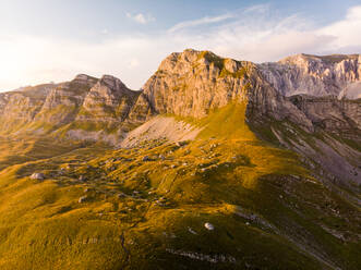 Luftaufnahme des Durmitor-Gebirges vom Sedlo-Pass (Prevoj Sedlo), Montenegro - AAEF04656