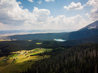 Schwarzer See (Cyrno Jezero) vom Aussichtspunkt auf der Wanderroute zum Jablan-See, Durmitor, Montenegro - AAEF04659