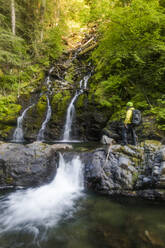 Wanderer betrachtet den Wasserfall im Frost Creek Canyon - CAVF65770