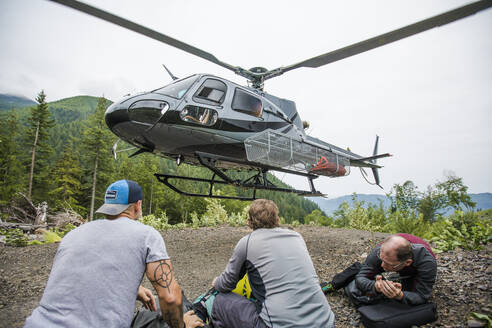 Hubschrauber setzt drei Männer an einem abgelegenen Ort in B.C. ab. - CAVF65771