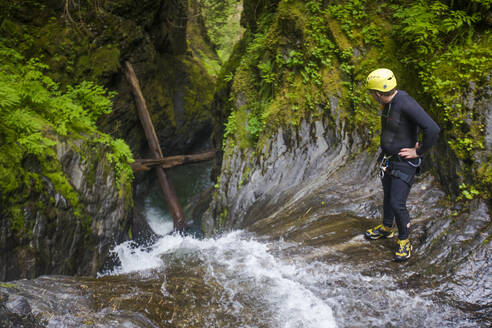 Hoher Winkel eines Mannes, der über den Rand eines Wasserfalls schaut - CAVF65775