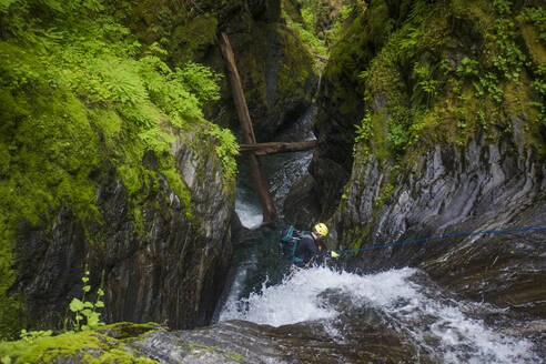 Mann beim Abseilen an einem Wasserfall im Frost Creek Canyon aus hohem Winkel. - CAVF65778