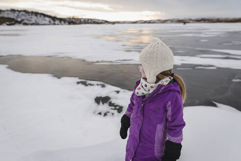 Kleines Mädchen spielt auf gefrorenem See - CAVF65811