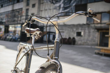 Vintage-Fahrrad in der Stadt, Nahaufnahme - VPIF01668