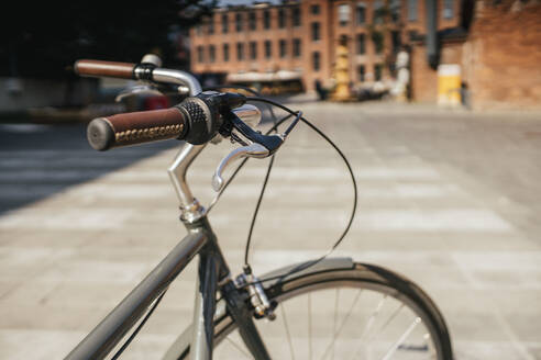 Vintage-Fahrrad in der Stadt, Nahaufnahme - VPIF01669