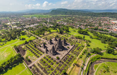 Luftaufnahme der Prambanan-Tempelanlagen, Indonesien - AAEF04681