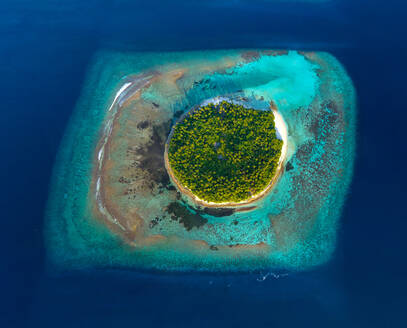 Luftaufnahme einer isolierten natürlichen Insel, südliche Malediven - AAEF04700