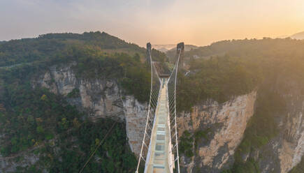 Luftaufnahme der Glasbrücke von Zhangjiajie, China - AAEF04727