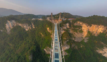 Luftaufnahme der Glasbrücke von Zhangjiajie, China - AAEF04728