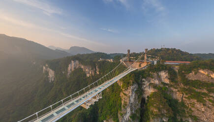 Luftaufnahme der Glasbrücke von Zhangjiajie, China - AAEF04735