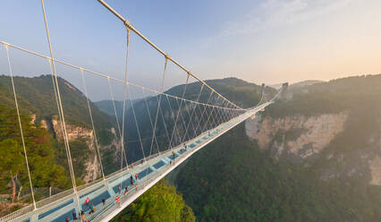 Luftaufnahme der Glasbrücke von Zhangjiajie bei Sonnenuntergang, China - AAEF04739