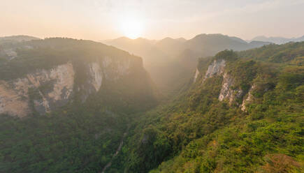 Luftaufnahme der Glasbrücke von Zhangjiajie, China - AAEF04740