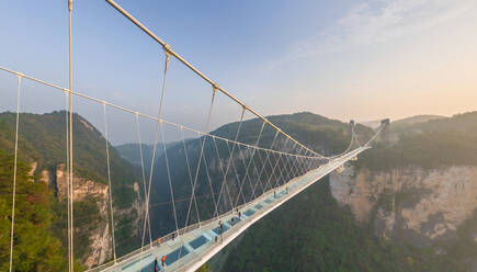 Luftaufnahme der Glasbrücke von Zhangjiajie, China - AAEF04741