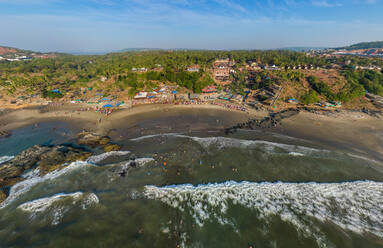 Luftaufnahme von Menschenmassen am Strand, Goa, Indien - AAEF04746