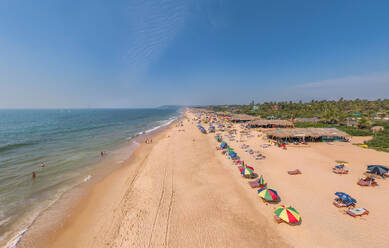 Luftaufnahme von Menschenmassen entlang der Küste, Goa, Indien - AAEF04750