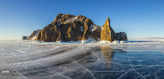 Luftaufnahme einer Insel im zugefrorenen Baikalsee, Russland - AAEF04766